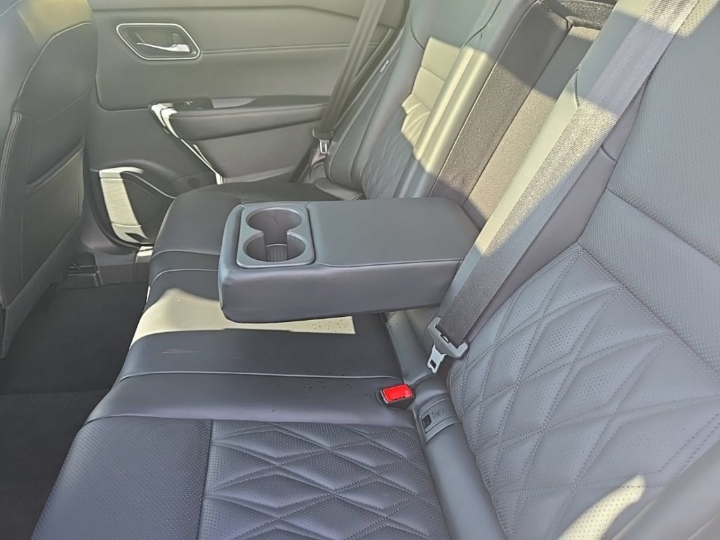 Used 2025 Nissan Rogue Platinum AWD/4WD image 26