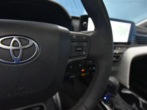 Used 2025 Toyota Camry XLE AWD/4WD image 11