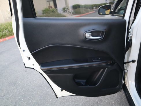 Used 2018 Jeep Compass Latitude image 29