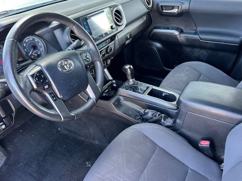 Used 2017 Toyota Tacoma TRD Off-Road AWD/4WD image 9