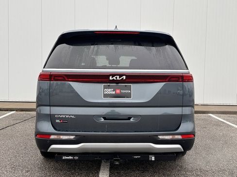 Used 2024 Kia Carnival EX image 4