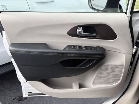 Used 2020 Chrysler Voyager LX FWD image 3