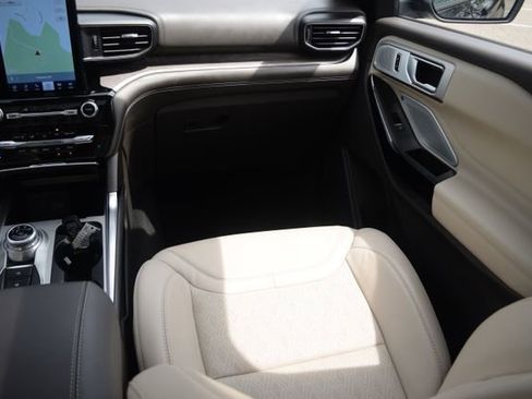 Used 2023 Ford Explorer Platinum w/ Technology Package AWD/4WD image 14