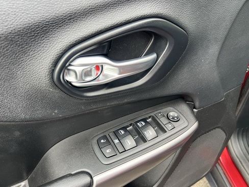 Used 2019 Jeep Cherokee Latitude Plus FWD image 24