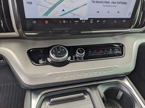 Used 2025 Ford Expedition Active image 26