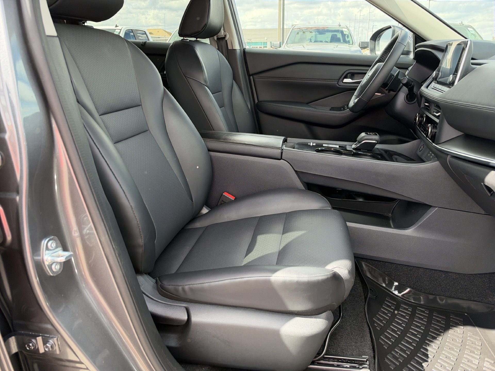 Used 2024 Nissan Rogue SV w/ SV Premium Package FWD image 15