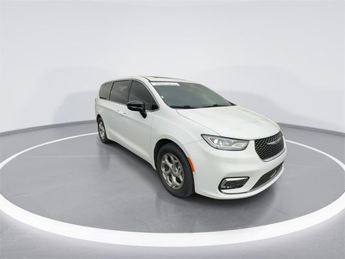 Used 2024 Chrysler Pacifica Limited w/ Uconnect Theater Family Group image 2