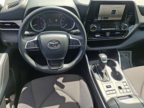Used 2024 Toyota Highlander LE AWD/4WD image 12