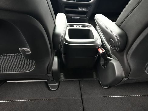Used 2025 Chrysler Pacifica Select FWD image 31