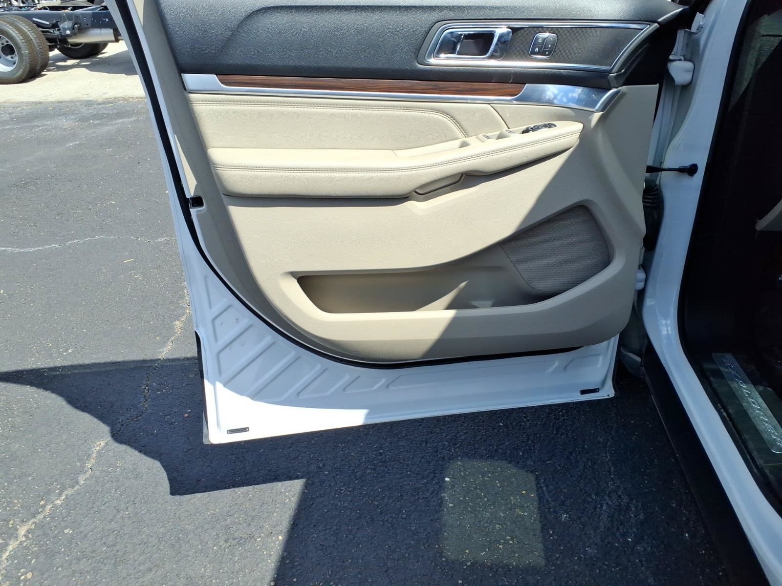 Used 2018 Ford Explorer Limited w/ Ford Safe & Smart Package FWD image 12