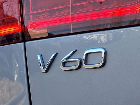 Used 2025 Volvo V60 B5 Cross Country Plus image 32