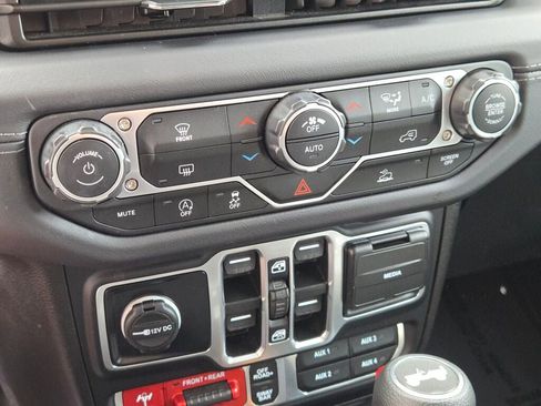Used 2025 Jeep Wrangler Unlimited Rubicon AWD/4WD image 27