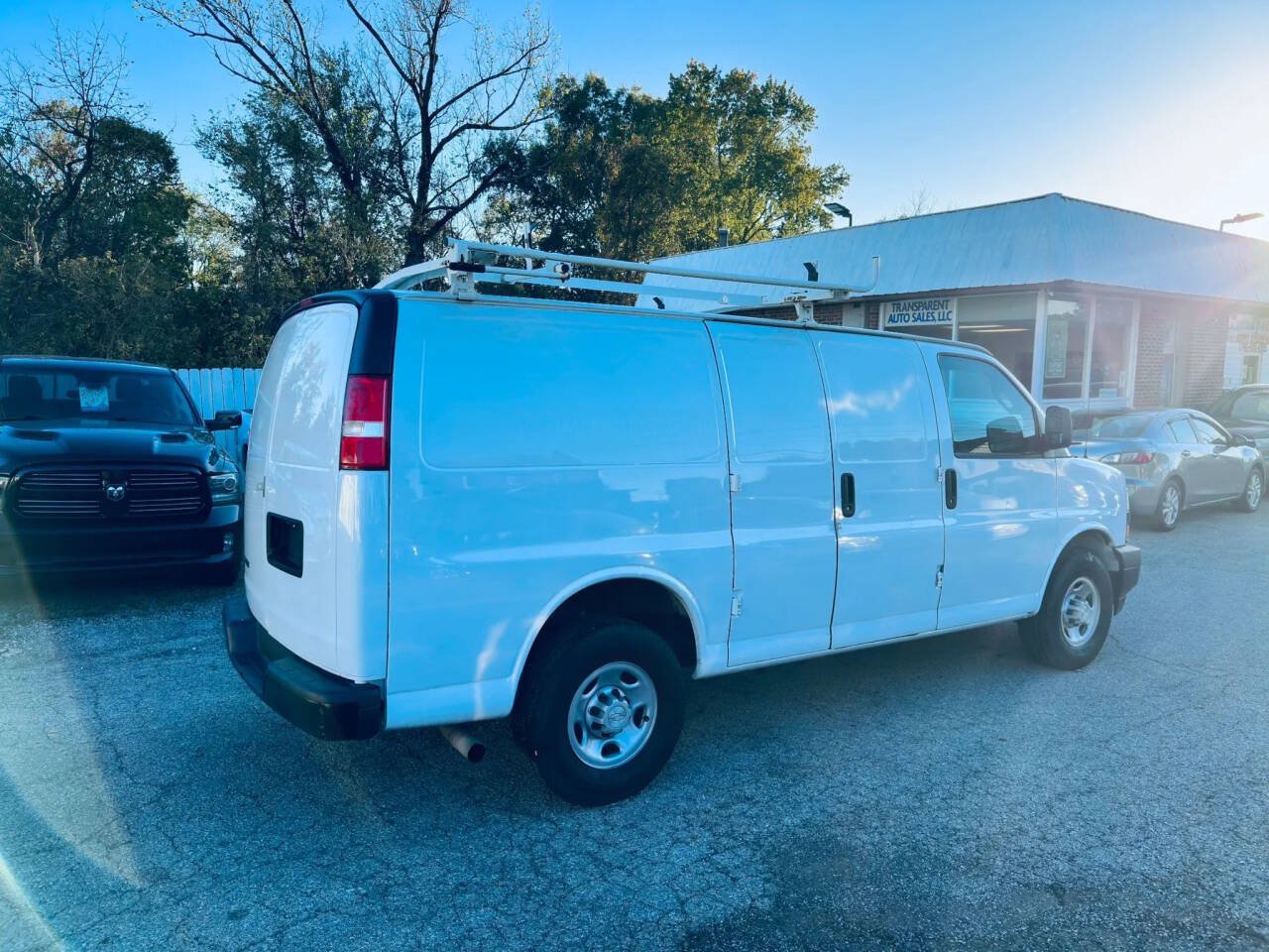 Used 2018 Chevrolet Express 2500 w/ Driver Convenience Package RWD image 6
