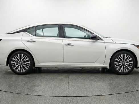 Used 2025 Nissan Altima 2.5 SV image 11