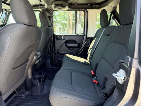 Used 2018 Jeep Wrangler Unlimited Sport S AWD/4WD image 16