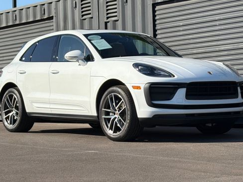 Certified 2022 Porsche Macan AWD/4WD image 10