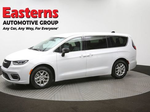 Used 2024 Chrysler Pacifica Touring-L image 56