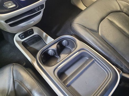 Used 2020 Chrysler Pacifica Touring-L FWD image 26