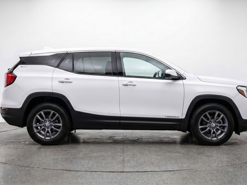 Used 2024 GMC Terrain SLT AWD/4WD image 11