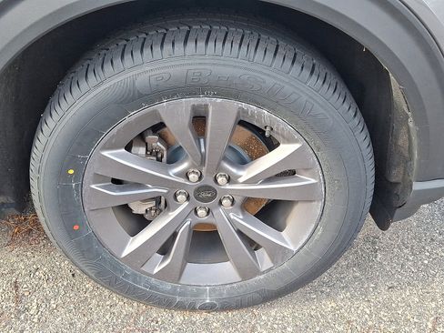 Certified 2022 Ford Explorer XLT w/ Equipment Group 202A image 3