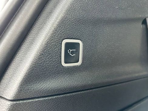 Used 2025 Chrysler Pacifica Limited image 20