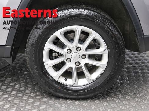 Used 2021 Jeep Grand Cherokee Laredo AWD/4WD image 8