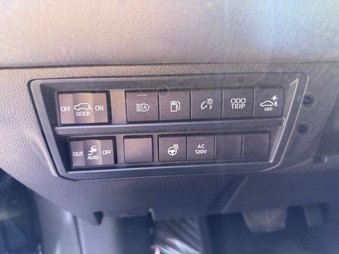 Used 2025 Toyota Sequoia Platinum AWD/4WD image 27