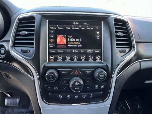 Used 2018 Jeep Grand Cherokee Limited image 9