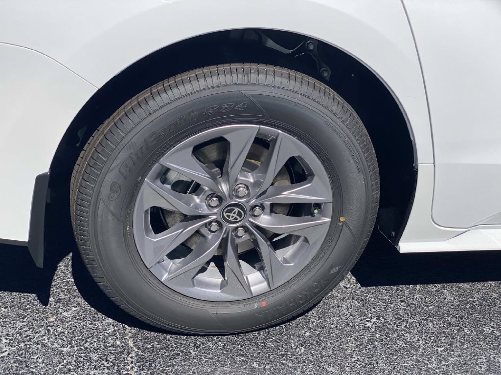 New 2026 Toyota Sienna LE FWD image 3
