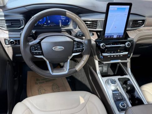 Used 2023 Ford Explorer Platinum w/ Technology Package AWD/4WD image 16