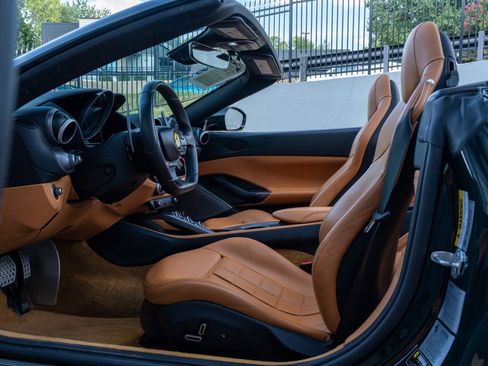 Used 2019 Ferrari Portofino RWD image 30