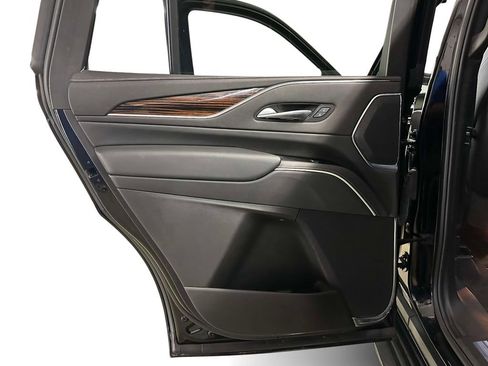 Used 2024 Cadillac Escalade Premium Luxury AWD/4WD image 18