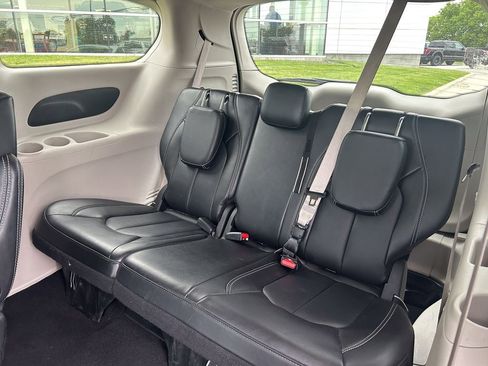 Used 2024 Chrysler Pacifica Touring-L FWD image 15