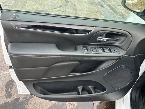 Used 2018 Dodge Grand Caravan SXT w/ Blacktop Package image 12