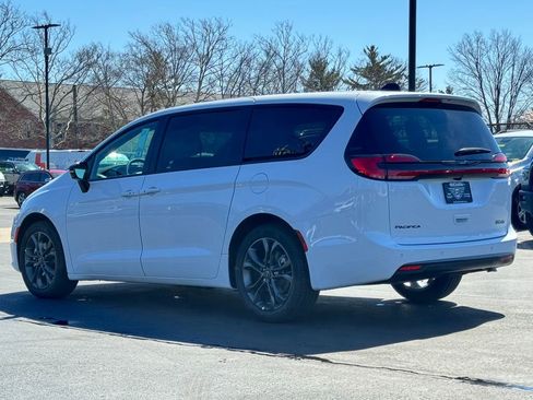 New 2026 Chrysler Pacifica Select image 5