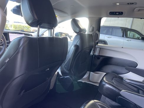 Used 2023 Chrysler Pacifica Touring-L FWD image 19