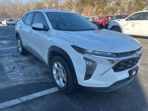 Used 2024 Chevrolet Trax LS w/ LS Convenience Package image 3