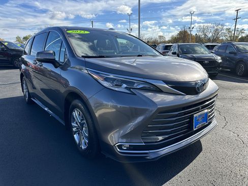 Used 2023 Toyota Sienna Platinum image 1