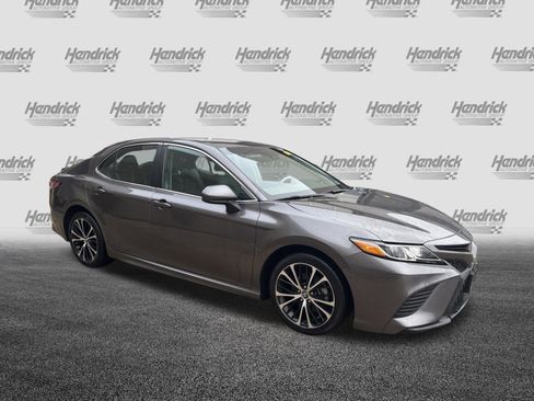 Used 2019 Toyota Camry SE image 2