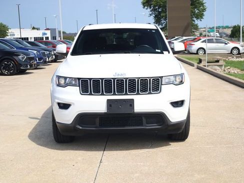 Used 2022 Jeep Grand Cherokee Laredo E AWD/4WD image 3