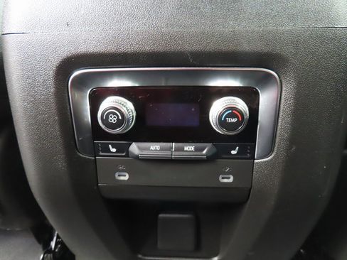 Used 2024 GMC Yukon XL SLT image 11