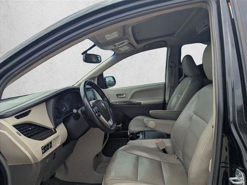 Used 2017 Toyota Sienna XLE w/ XLE Navigation Package FWD image 12