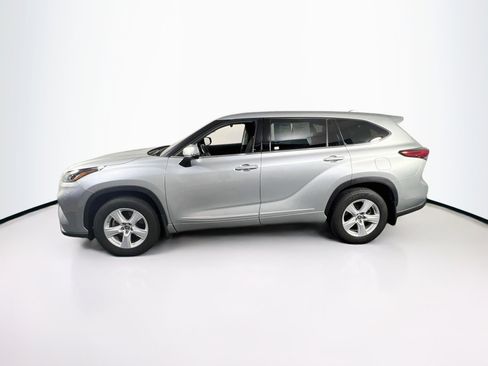 Used 2021 Toyota Highlander LE AWD/4WD image 8