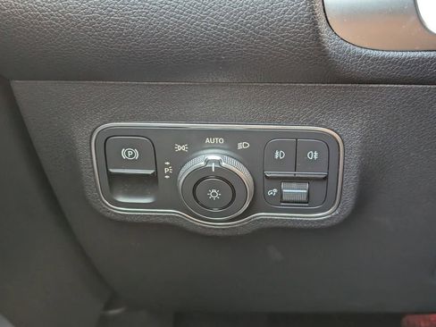 Used 2023 Mercedes-Benz GLB 250 4MATIC image 23