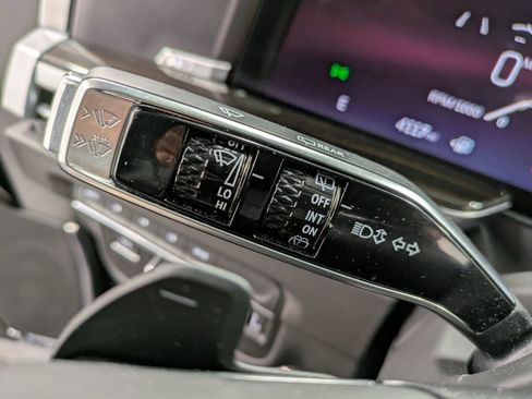 Used 2025 Cadillac Escalade Premium Luxury image 16