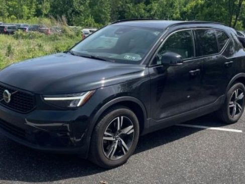 Used 2023 Volvo XC40 B5 Plus w/ Driver Assist Package AWD/4WD image 1