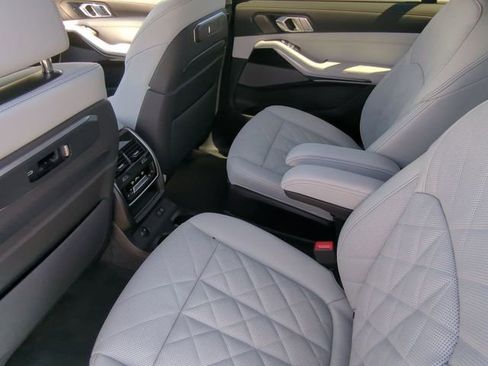 Used 2025 BMW X7 xDrive40i w/ M Sport Package image 16