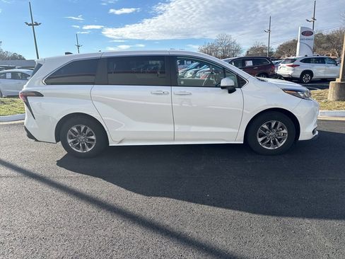 Used 2024 Toyota Sienna LE image 5