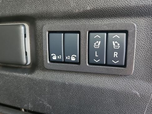 Used 2025 GMC Yukon XL Denali AWD/4WD image 36
