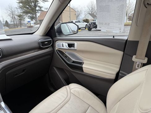 Used 2020 Ford Explorer Platinum w/ Premium Technology Package image 22